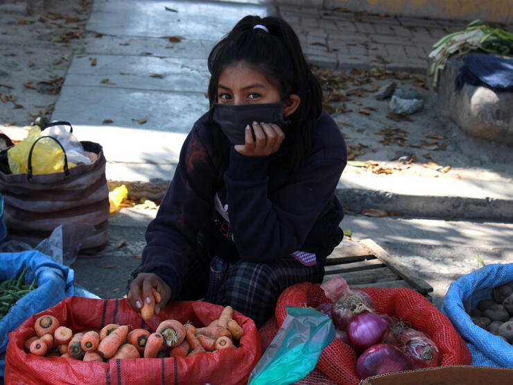 Ein Mädchen, das an einem Markt in der Nähe von Quillacolo (ausserhalb Cochabamba) trotz Quarantäne versucht ihren Lebensunterhalt zu verdienen. | Lizeth Salazar Bustos/AVE