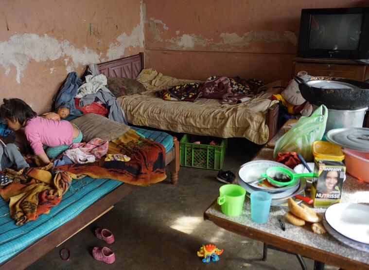 Einblick in den Wohnraum einer armutsbetroffenen, mehrköpfigen bolivianischen Familie. © Projekt Estrellas de la Calle
