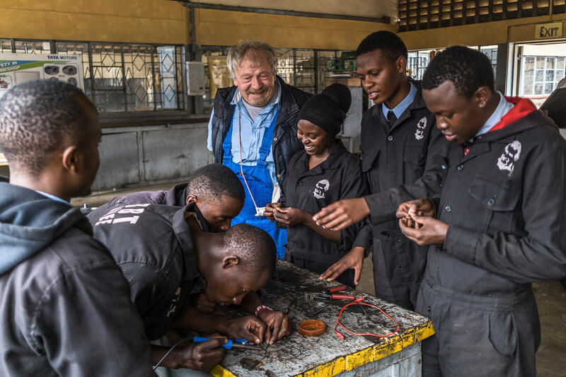 Nairobi, Kenya, giugno 2021: Ann Kisami e i suoi colleghi durante le lezioni pratiche di meccatronica automobilistica con il cooperante di Comundo Horst Hühnlein.