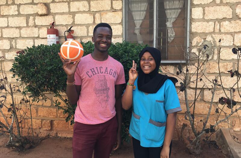 Godfrey avec l'étudiante Hadija, qui suit le cours de diplôme en santé communautaire à notre institut.