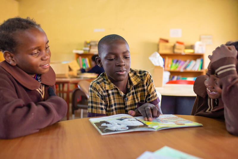 Im Rahmen des Pilotprogramms «Reading Buddy Program» trainiert Emmanuel Zulu jüngere Schülerinnen und Schüler im Lesen und Schreiben. 