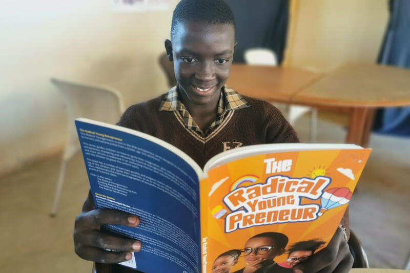 Grâce à un don généreux, des exemplaires de "The Radical YoungPreneur", un livre inspirant écrit par un entrepreneur zambien, ont pu être achetés.
