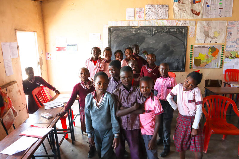 Malgré le manque de matériel pédagogiques dans leur école, ces élèves sont fiers de pouvoir la fréquenter et ainsi construire leur avenir. Grace Christian Center, Zambie. / Sacha Chillier
