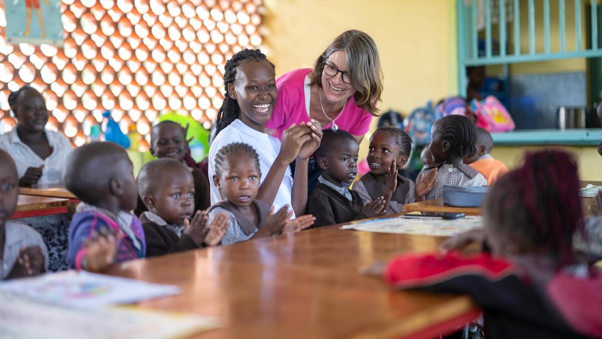 La coopérante Monika Keller rend visite à une classe à Kisumu, au Kenya. Monika Keller s'est engagée avec Comundo pour renforcer la protection des enfants.