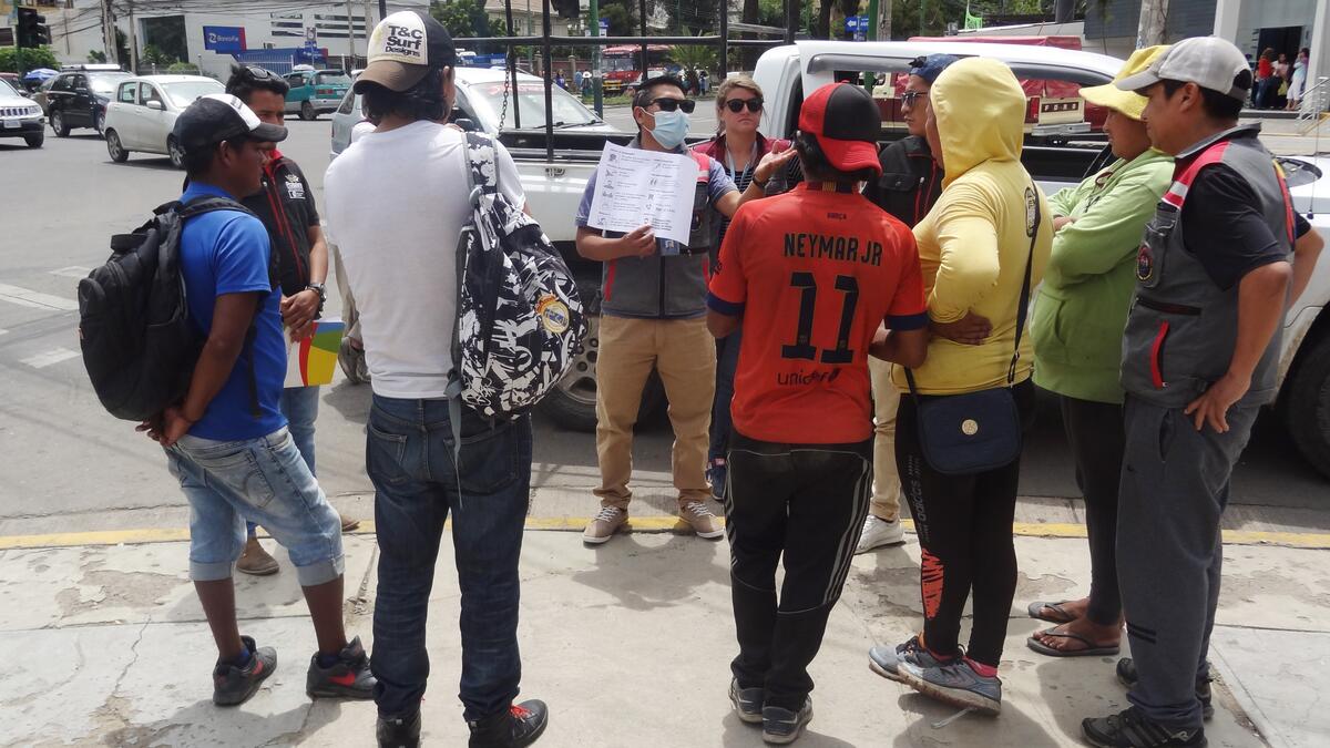 Bolivia, Cochabamba: Lisa Macconi, cooperante di Comundo e membro della "Fundación Estrellas en la calle", assieme a un collega informa un gruppo di senzatetto sul Coronavirus. 16.3.2020