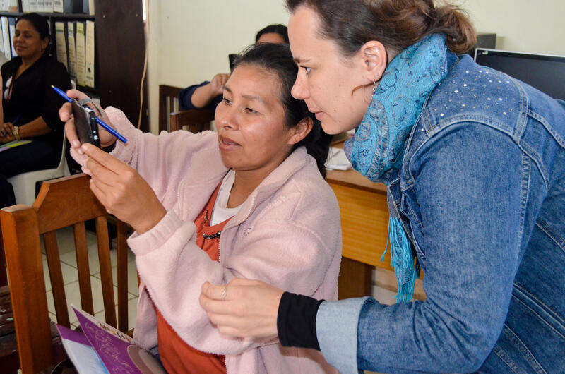 Comundo-Fachperson Nicole Maron während eines Workshops für indigene Frauen in Santa Cruz, Bolivien (mit ihrer früheren Partnerorganisation ACOVICRUZ) 