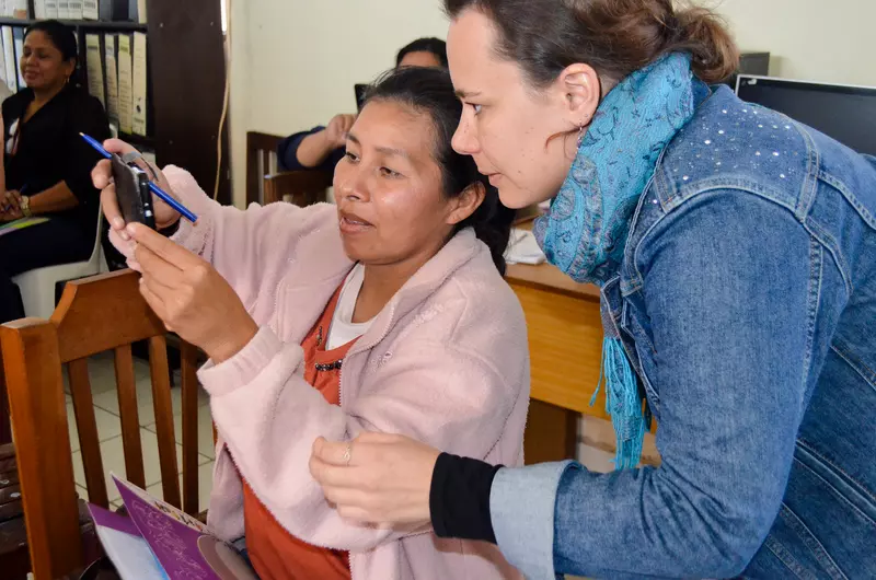 La cooperante di Comundo, Nicole Maron durante un workshop per le donne indigene a Santa Cruz, Bolivia (con la sua precedente organizzazione partner ACOVICRUZ). La cooperante di Comundo, Nicole Maron durante un workshop per le donne indigene a Santa Cruz, Bolivia (con la sua precedente organizzazione partner ACOVICRUZ).