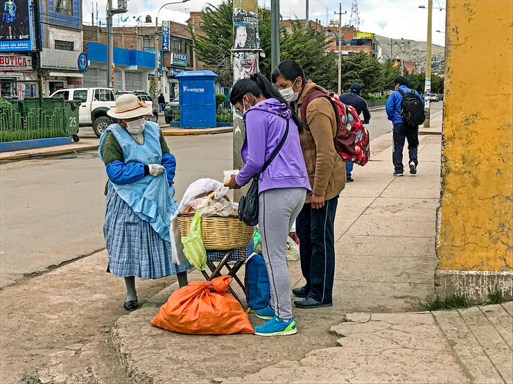 Une vendeuse d'empanadas propose ses produits dans la rue malgré l'interdiction, car elle ne survit que grâce à ce revenu quotidien. © Nicole Maron