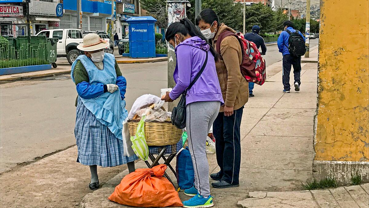 Une vendeuse d'empanadas propose ses produits dans la rue malgré l'interdiction, car elle ne survit que grâce à ce revenu quotidien. © Nicole Maron