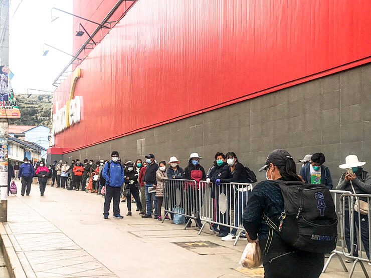 Une longue file d'attente se forme quotidiennement devant l'unique supermarché de Puno pendant la quarantaine imposée pour lutter contre le Corona. © Nicole Maron