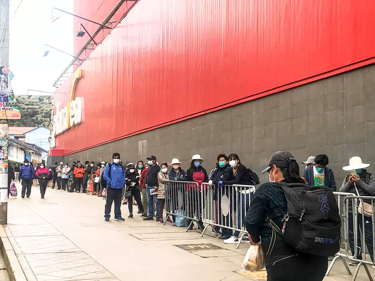 Durante la quarantena, davanti all’unico supermercato di Puno, si formano ogni giorno lunghe code. © Nicole Maron Durante la quarantena, davanti all’unico supermercato di Puno, si formano ogni giorno lunghe code. © Nicole Maron