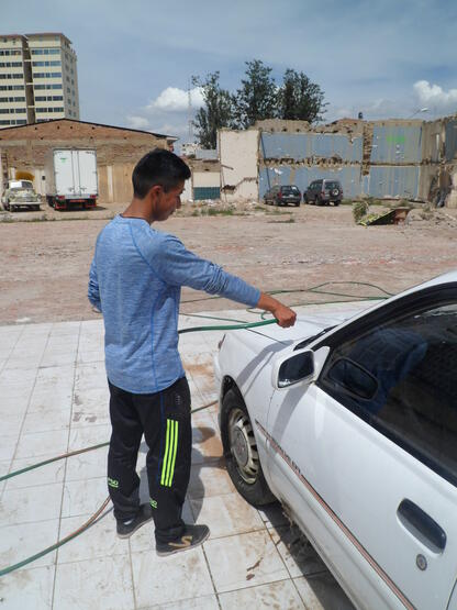 Ein junger Bolivianer verdient sich sein Geld mit Autowaschen; während der Coronakrise ein schwieriges Unterfangen. | © Foto: Comundo.