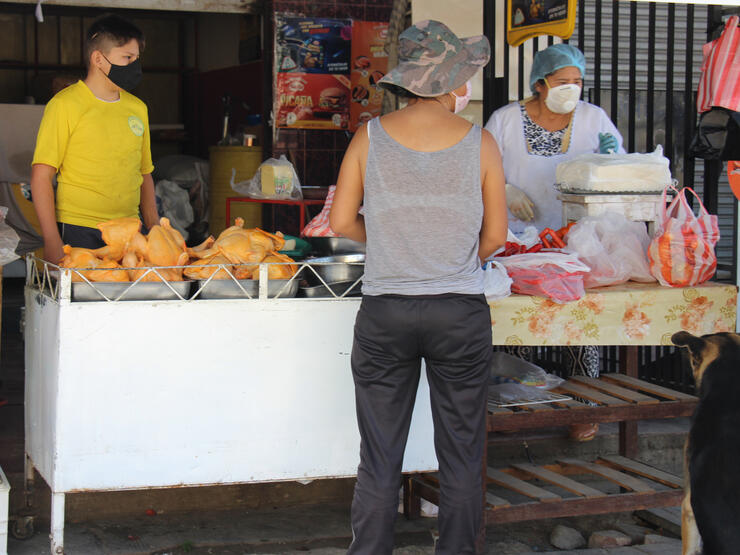 La quarantaine n'empêche pas ces jeunes vendeurs et vendeuses de travailler sur un marché près de Quillacolo (près de Cochabamba) pour subvenir à leurs besoins. Lizeth Salazar Bustos/AVE-Audiovisuales Educativos 