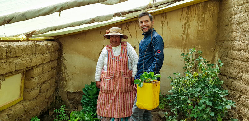 Comundo-Fachperson Jérôme Gyger mit der Gemüseanbauerin Doña Bartolina Ticona in ihrem kleinen Bio-Gewächshaus in El Alto.