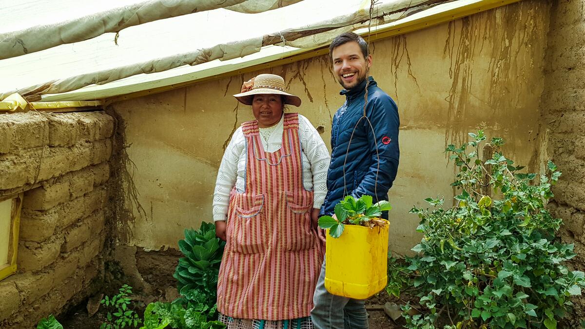 Avec Doña Bartolina Ticona dans sa petite serre de production biologique à El Alto.