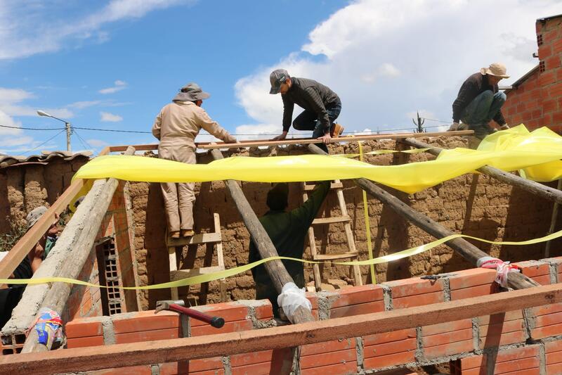 Errichtung eines Solarzeltes in Chijini (El Alto).