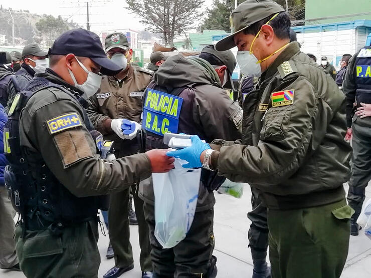 Im Bild die bolivianische Polizei mit einer Einheit für Bio-Sicherheit. ©ABI 