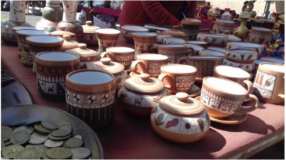 Dank des guten Geschäfts im letzten Jahr konnten die Inkas Vivientes für alle Gastgeber-Familien neues Keramik-Geschirr bestellen. Vorläufig wird es leider kaum benutzt.
