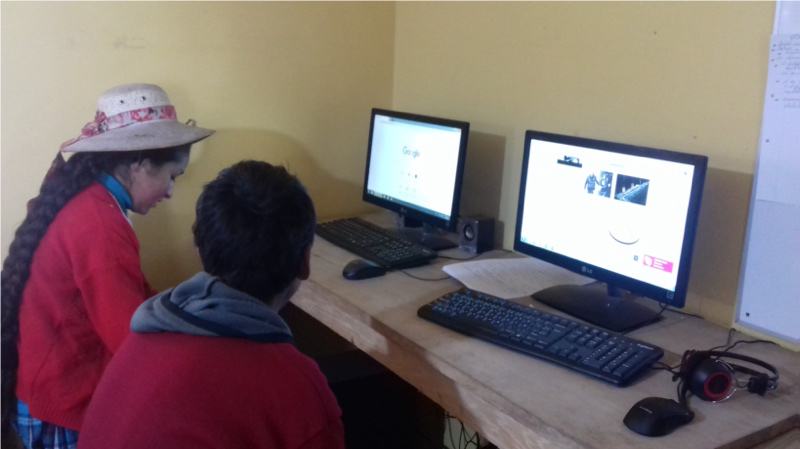 Schulkinder nutzen unsere Bürocomputer in Huilloc. Foto: Marc Fessler