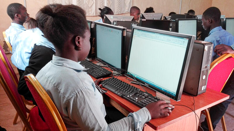 Studentesse e studenti a Lusaka, in Zambie. © R. Bernasconi, Comundo