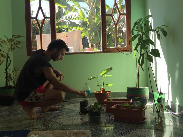 Francesco si occupa della cura delle piante, al momento il pollice verde sembra appartenergli © Barbara Banfi
