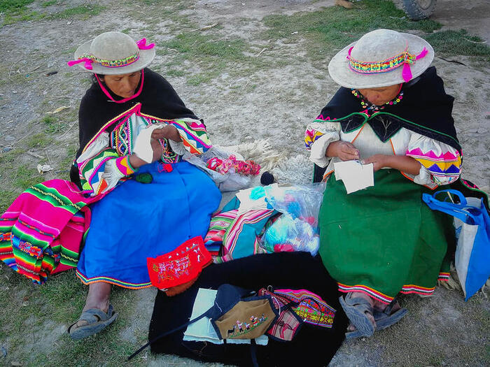 Die Masken mit traditionellen Stickereien werden bislang in rund 15 Dörfern hergestellt, Tendenz steigend.