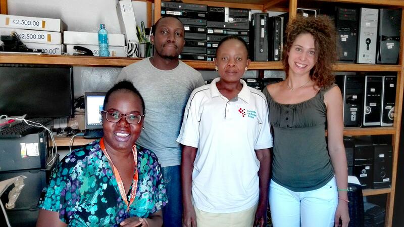 Roberta Bernasconi con il team di CFZS: a sinistra Boni Chipembere (responsabile), Kondwani Nkhata (tecnico) e Junic Sichela (assistente amministrativa)
