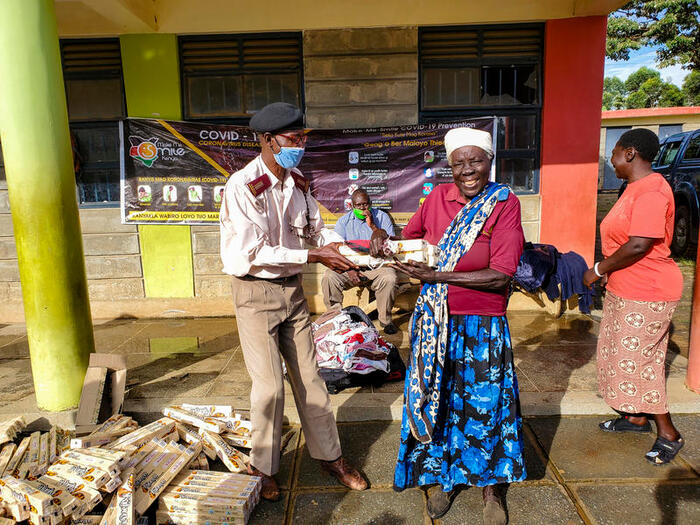 Die Verteilaktion in Kisumu hilft unzähligen armutsbetroffenen Personen, sich vor Covid-19 zu schützen.