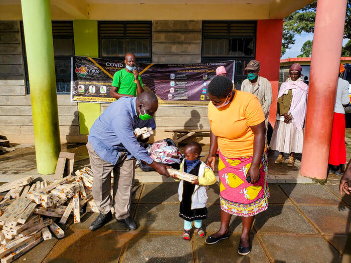 Jung und alt profitieren gleichermassen von Hilfspaketen und Schutzmasken bei Verteilaktionen im Osten Kenias.
