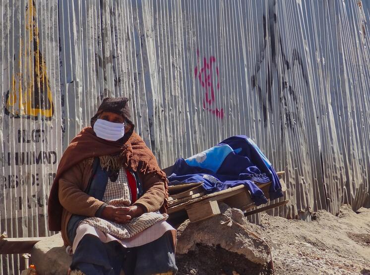 Una signora in situazione di strada durante una visita della Fundación Estrellas en la Calle