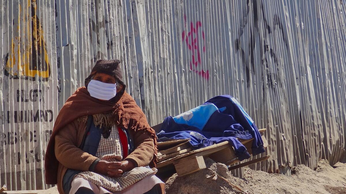 Una signora in situazione di strada durante una visita della Fundación Estrellas en la Calle