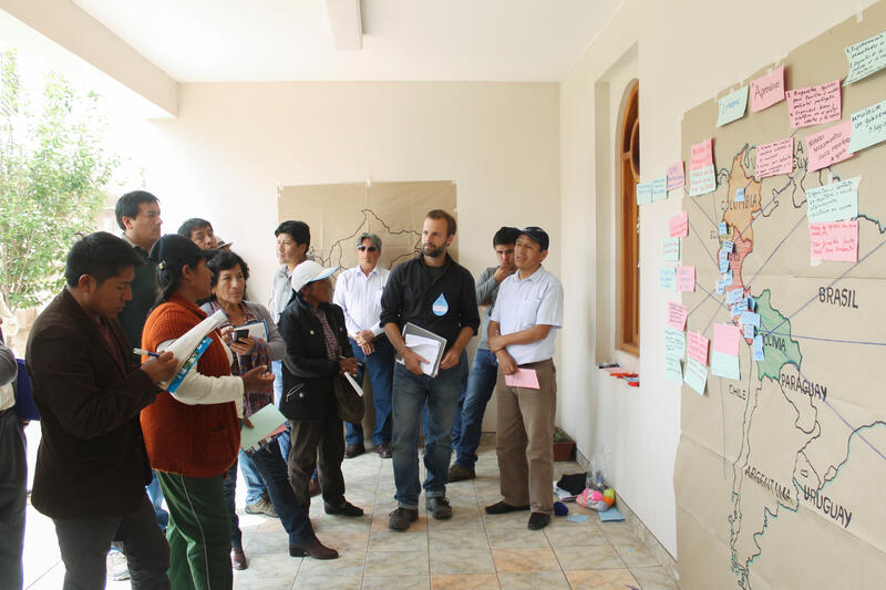 Workshop mit Comundo-Fachperson Mattes Tempelmann zur Anwendung partizipativer Methoden im Umweltmonitoring. © Red Muqui