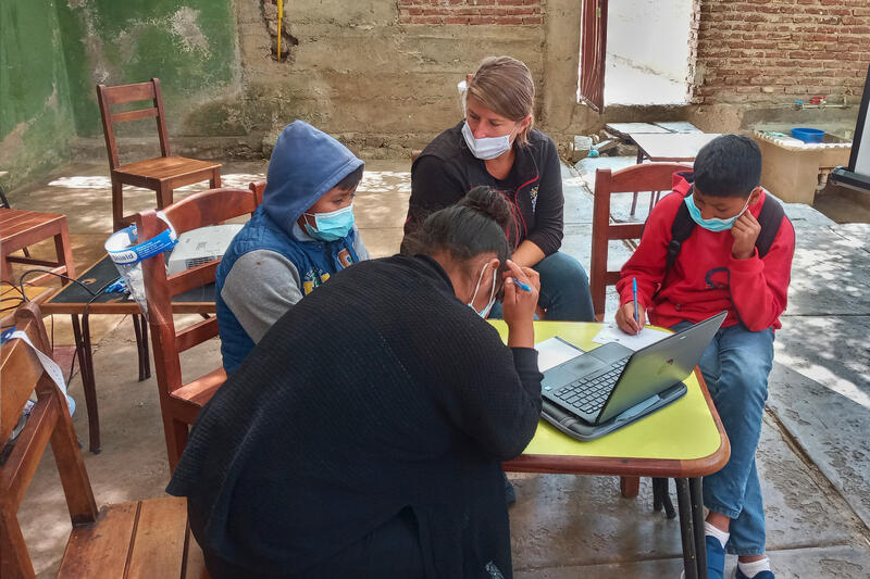 La cooperante di Comundo Lisa Macconi lavora con la popolazione a rischio di strada a Cochabamba