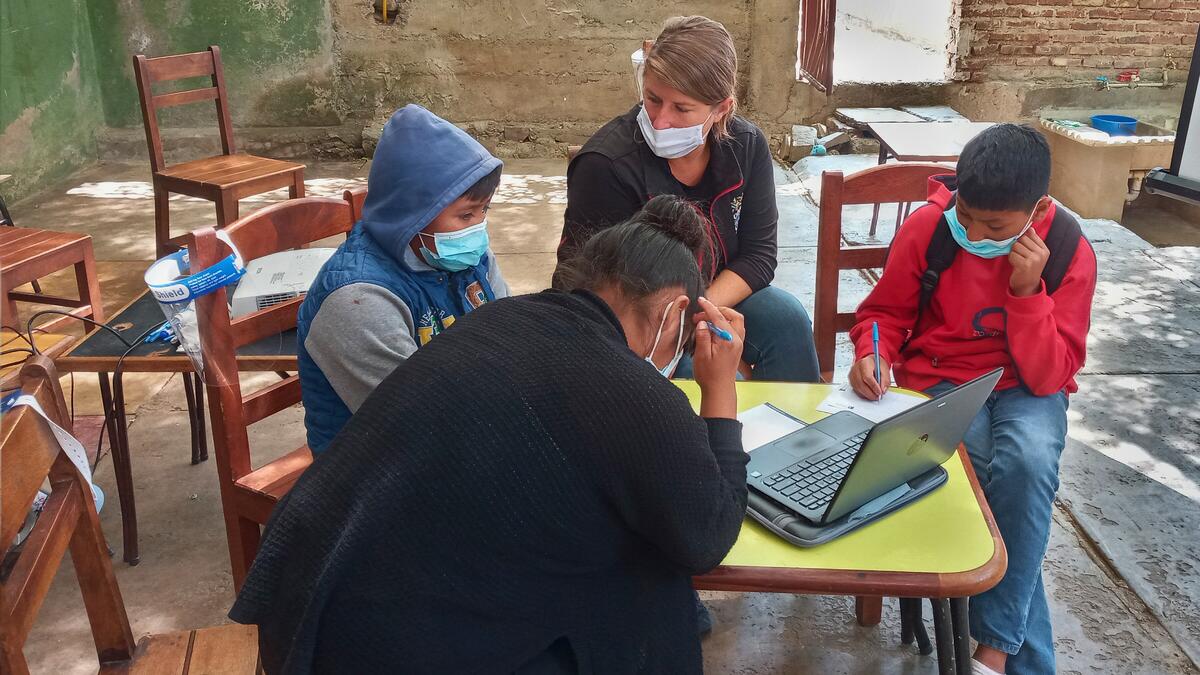 La cooperante di Comundo Lisa Macconi lavora con la popolazione a rischio di strada a Cochabamba