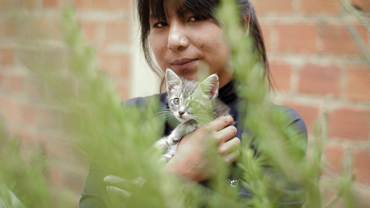 Mariela, bolivienne de 22 ans, aide les enfants et les jeunes qui ont vécu les mêmes difficultés qu’elle.