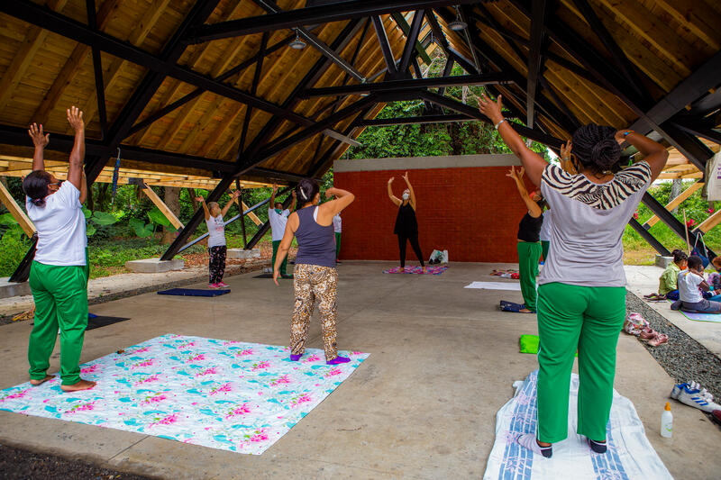 La cooperante di Comundo Alicia Tellez durante un corso di benessere e autoaiuto per adulti nel parco Pizamos, nel quartiere di Aguablanca alla periferia di Cali, Colombia. Organizzarsi per fare movimento all’aria aperta tutti insieme è fondamentale per sentirsi al sicuro in un ambiente dove la violenza è diffusa.