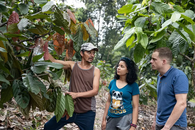 La giovane agricoltrice Nayeli Larios con suo padre e il cooperante di Comundo Ludovic Schorno nella loro fattoria de Rancho Grande. Foto Comundo/Kuba Okon