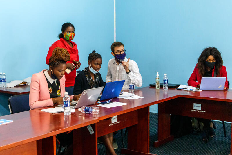 Sacha en action avec quatre enseignantes lors d'un atelier de formation à des méthodes pédagogiques actives (Photo Sacha Chillier/Comundo)