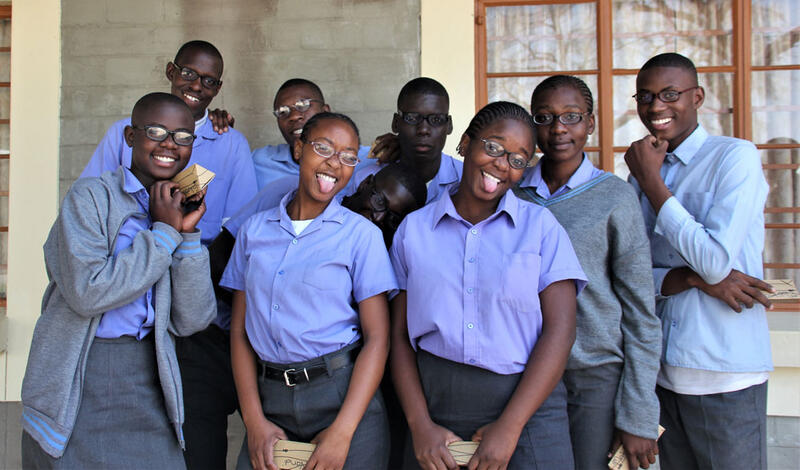 Schülerinnen und Schüler der Sanjo Secondary School mit ihren neuen Brillen (Foto: Regula Käser/Comundo).