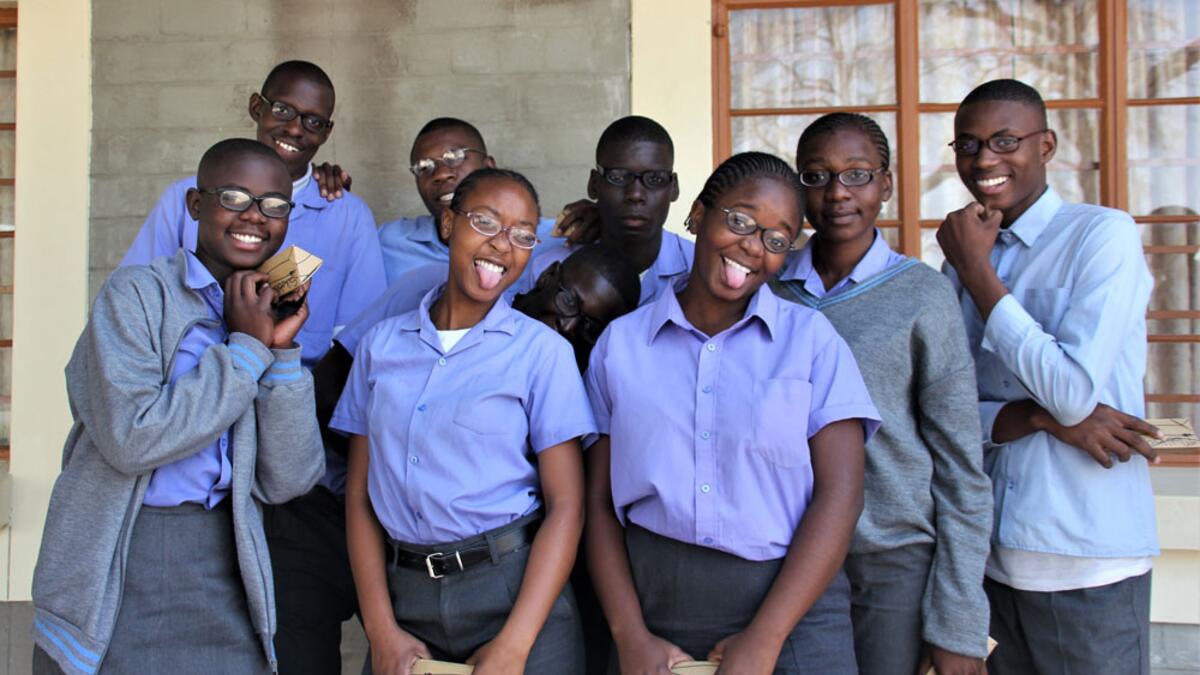 Des élèves de l'école secondaire Sanjo avec leurs nouvelles lunettes (Photo : Regula Käser/Comundo)