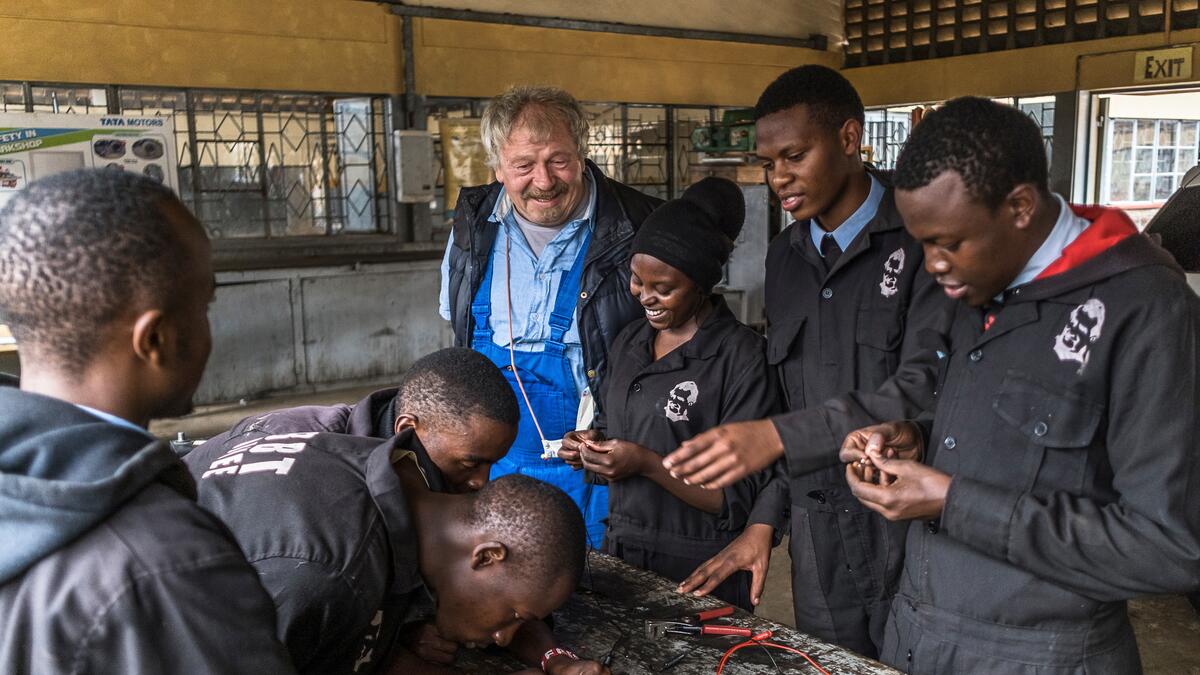 Nairobi, Kenya, giugno 2021: Ann Kisami e i suoi colleghi durante le lezioni pratiche di meccatronica automobilistica con il cooperante di Comundo Horst Hühnlein.