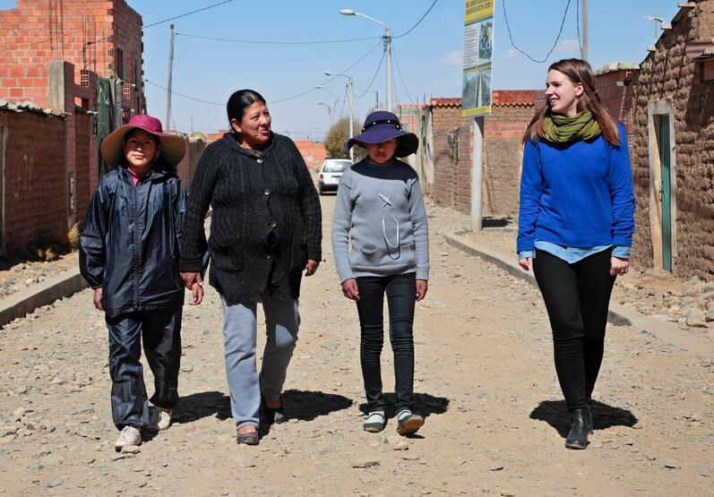 Betty Mamani hat für sich und ihre Kinder den Schritt aus der Gewaltspirale gemacht (2. von links, mit ihren Töchtern und Comundo-Fachperson Sandra Wechner). Bild: David Mercado