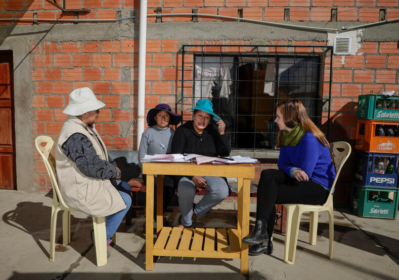 Sandra Wechner (a destra nella foto) sostiene Martha Marca (a sinistra) nel processo di consulenza su come richiedere gli alimenti, una procedura legale complessa e costosa.  Foto: David Mercado   