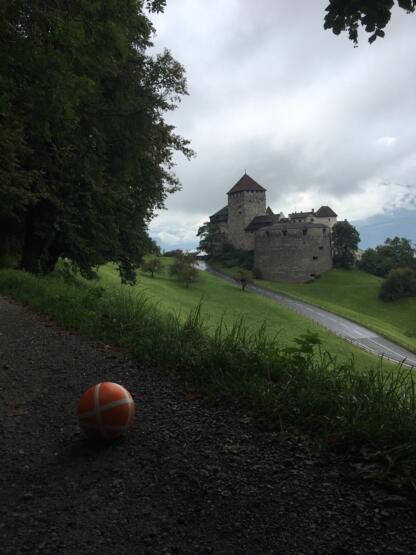 Prima di partire, mi sono goduta l'estate a casa nel Liechtenstein e in Svizzera, compresa una passeggiata nella foresta con vista sul castello di Vaduz...