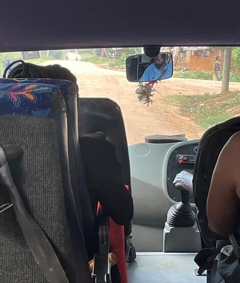L'autista del bus Mzee Baya durante il tragitto verso il college. Foto: Diana Ombelli