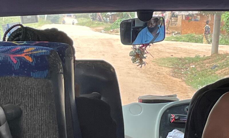 Unterwegs zum College. Der Fahrer Mzee Felix Baya weiss genau, wo die Schlaglöcher in der Strasse sind. Foto: Diana Ombelli