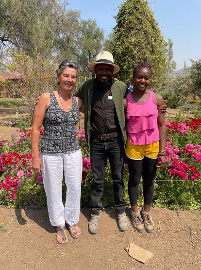 Ich mit unserem Gartenbaulehrer, Johannes und der Schülerin Lavinia.