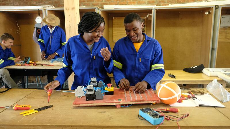 Sichtlich Spass bei der Ausbildung zum Elektriker/zur Elektrikerin.