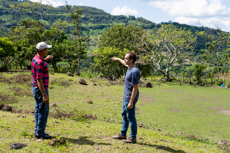 Thomas Heusser en discussion avec le producteur Don Felipe Artenio Moreno Valladares