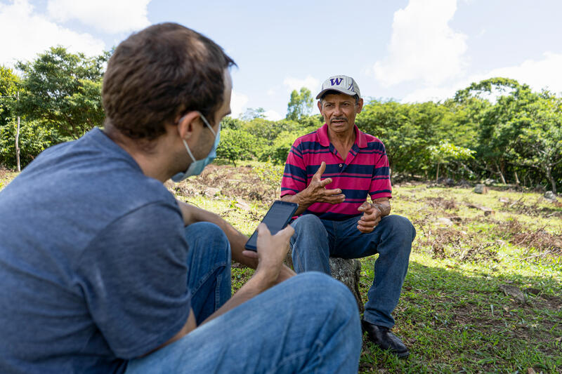 Notre coopérant Thomas Heusser en compagnie de Don Moreno Valladares, producteur.